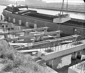 44438 Afbeelding van de werkzaamheden tijdens de aanleg van de loswal langs de Noordelijke Insteekhaven (Kernhaven) te ...